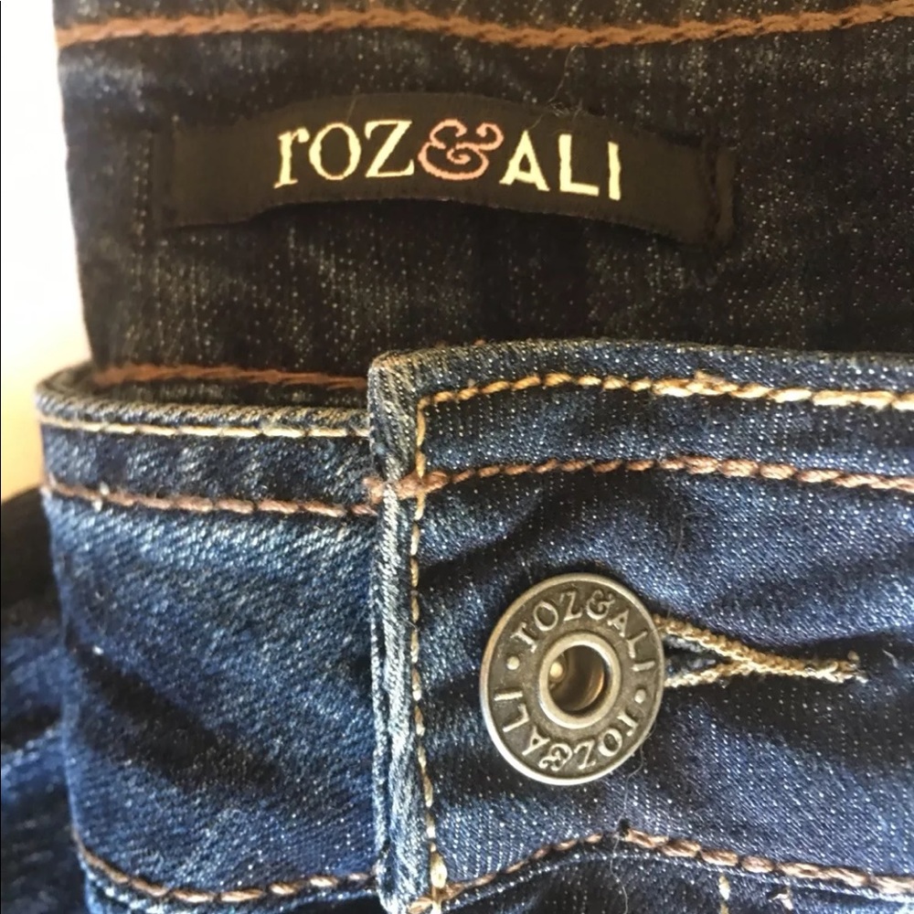 SOLD 🍁 Roz and Ali Blue Jeans Denim Capris